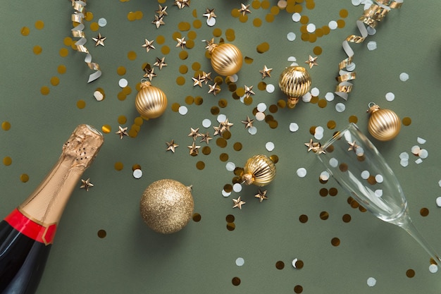 Photo arrière-plan de la célébration du nouvel an bouteille de champagne et décor de noël