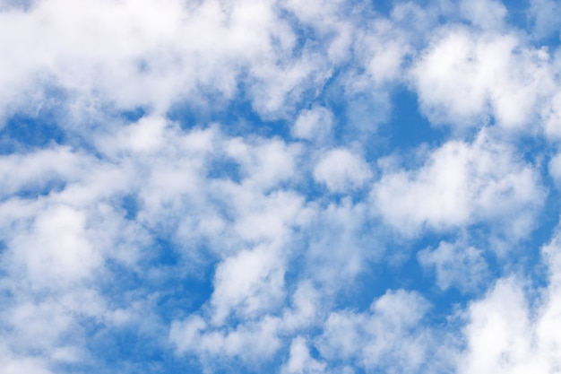 Photo arrière-plan de cirrus cumulus dans un ciel bleu.