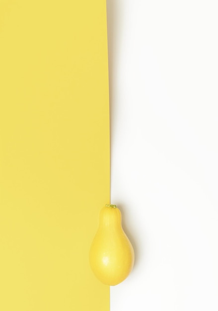 Arrière-plan de citrouille sur fond jaune citron et blanc à la mode