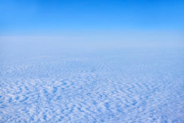 Arrière-plan, cloudscape - nuages cirrocumulus continus, vue de dessus, depuis un avion ou depuis l'espace