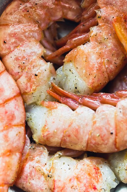 Arrière-plan cocktail de crevettes avec une vue rapprochée d'un groupe de crevettes argentines rouges larges fraîches vue de dessus