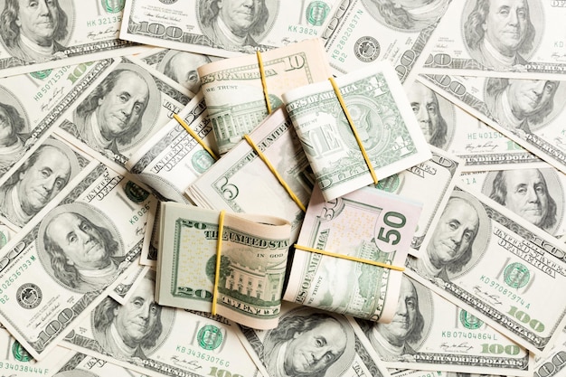 Photo arrière-plan coloré avec de l'argent billets de cent dollars américains sur le dessus wiev avec espace de copie
