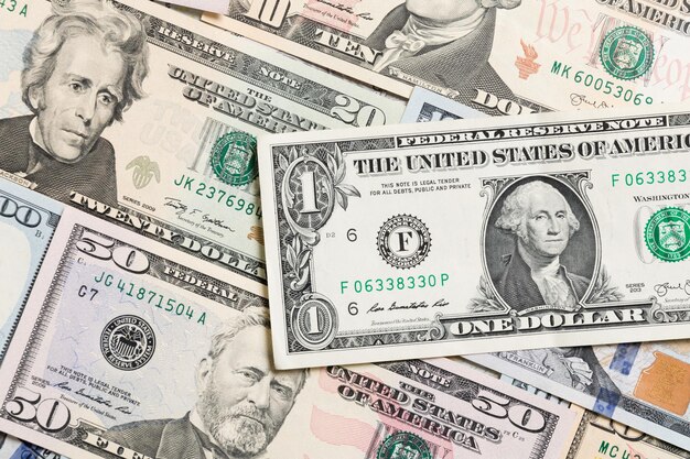 Photo arrière-plan coloré avec de l'argent billets de cent dollars américains sur le dessus wiev avec espace de copie