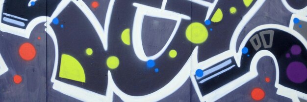 Arrière-plan coloré d'œuvres d'art de peinture graffiti avec des contours d'aérosol brillants sur le mur de l'ancienne école