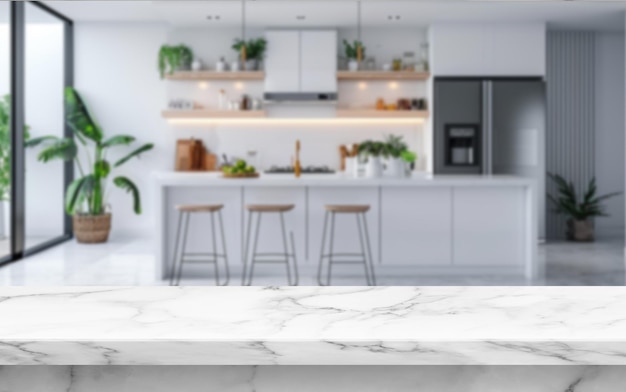 Arrière-plan de cuisine flou avec table en marbre pour la place du produit