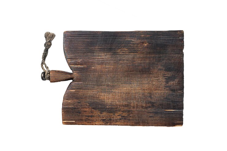 Photo arrière-plan de cuisine avec une vieille planche à couper vide sur la serviette arrière-fond blanc isolé