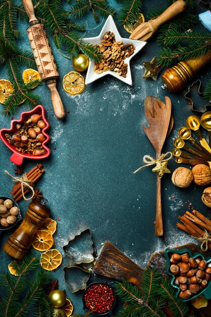Arrière-plan de cuisson Carte de Noël avec décorations de Noël et ingrédients de cuisson Espace libre pour le texte Vue supérieure