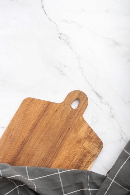 arrière-plan culinaire avec planche à découper en bois et serviette sur table en granit