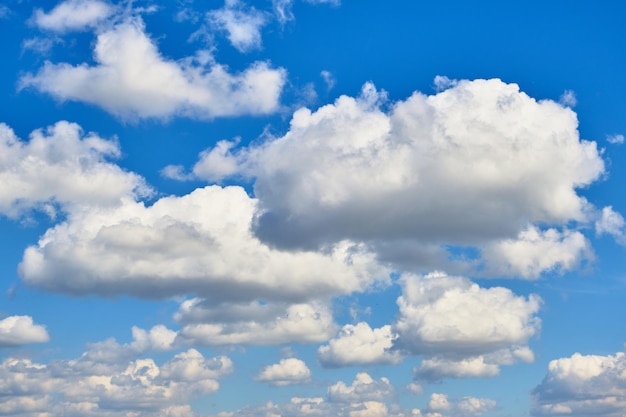 Arrière-plan, des cumulus dans un ciel bleu clair.