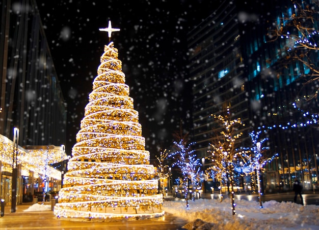 Arrière-plan de décoration d'arbre de Noël avec des lumières dorées brillantes
