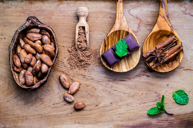 Arrière-plan des desserts et configuration du menu sur du bois de teck minable.