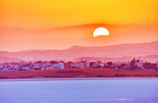 Arrière-plan du ciel de l'arbre au coucher du soleil de la mer tropicale