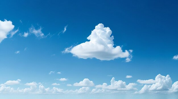 Arrière-plan du ciel avec des nuages blancs et un ciel bleu