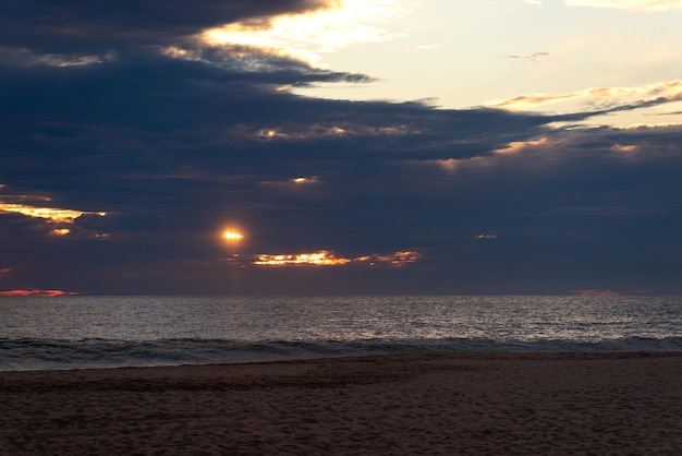 Arrière-plan du coucher de soleil sur la plage d'Ixtapa Zihuatanejo au Mexique avec un espace pour le texte