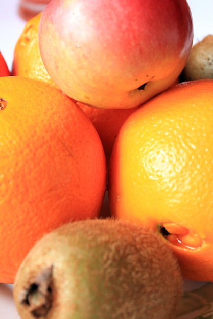 Arrière-plan du fruit des oranges, des pommes et des kiwis