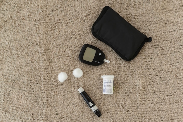 Arrière-plan du kit de compteur numérique de glucose pour vérifier le niveau de sucre dans le sang