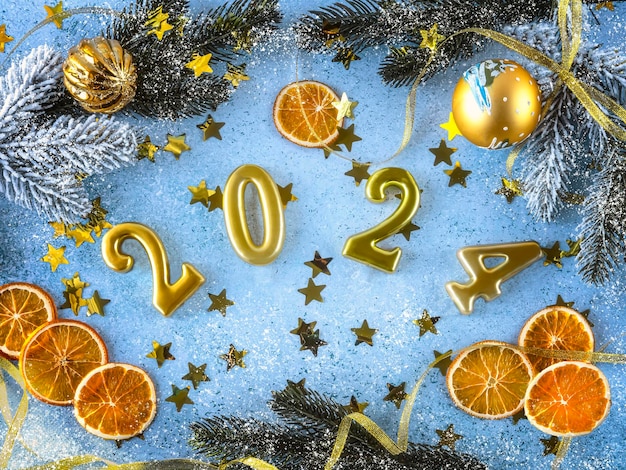 Photo arrière-plan du nouvel an et de noël avec des chiffres dorés 2024 et une décoration festive