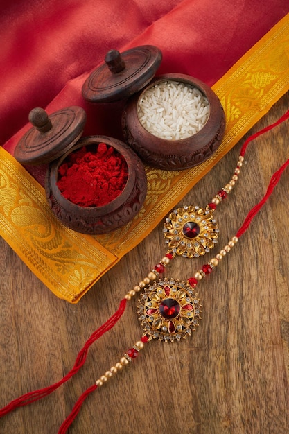 Arrière-plan du Raksha Bandhan avec des grains de riz et du kumkum