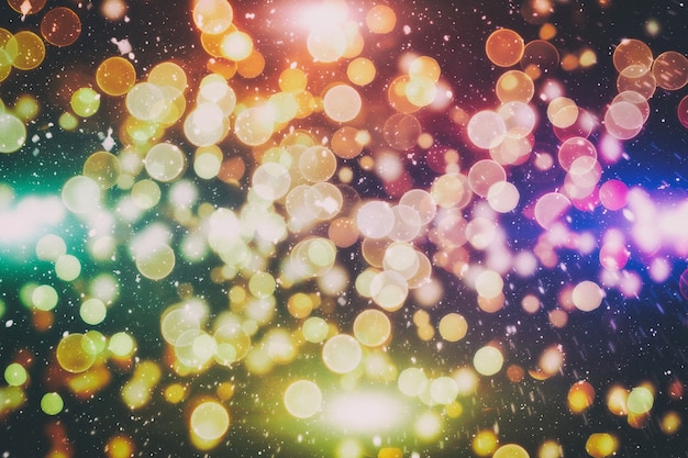 Arrière-plan festif avec bokeh naturel et lumières dorées lumineuses. Fond magique vintage avec bokeh coloré.