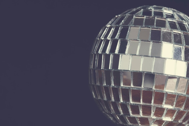 Arrière-plan de fête Boule à facettes disco sur fond noir