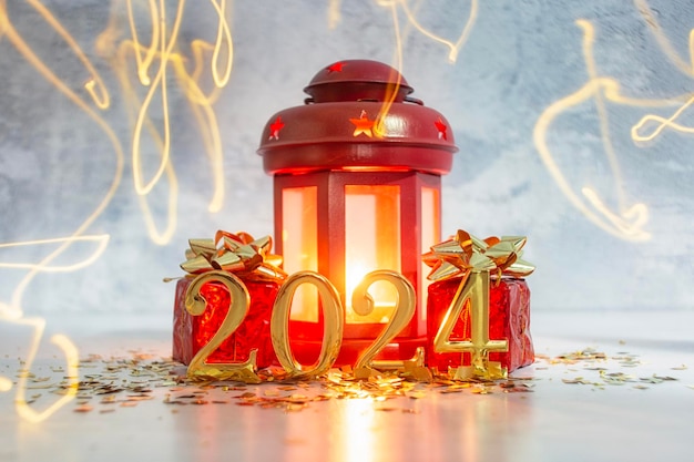 Photo arrière-plan des fêtes du nouvel an numéros d'or 2024 avec des lumières brillantes et une lampe avec des bougies chaudes