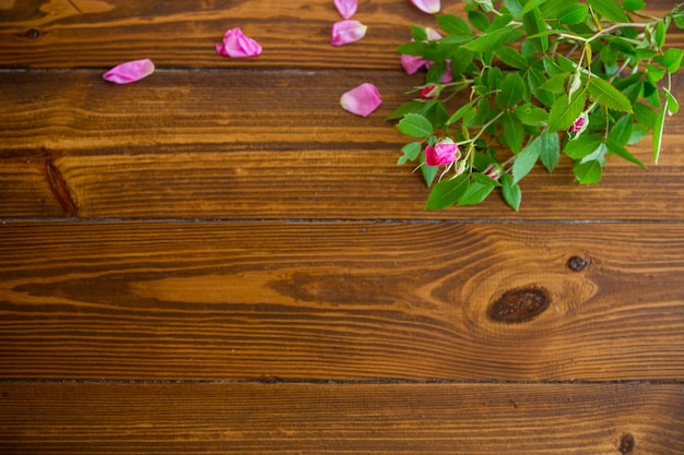 Arrière-plan floral de roses roses sur une table en bois