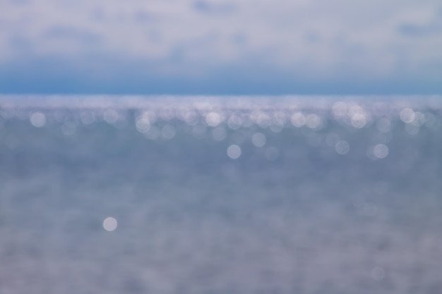 Arrière-plan flou abstrait flou de la mer bleue ou de l'océan