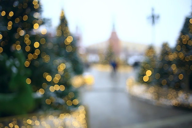 arrière-plan flou, arbre de Noël à l'extérieur, fond de neige décoré, nouvel an