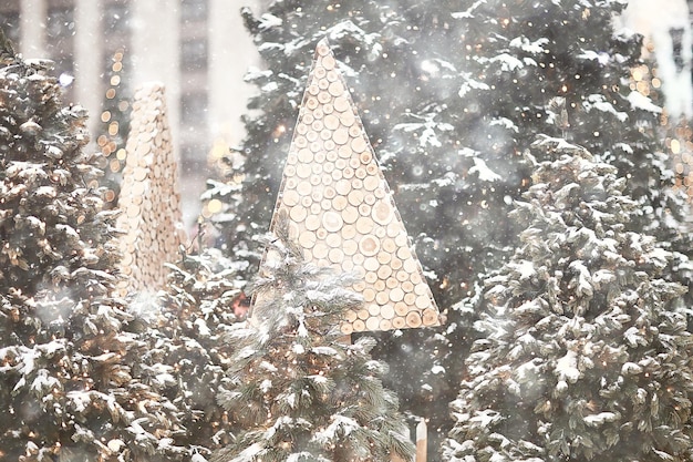 arrière-plan flou, arbre de Noël à l'extérieur, fond de neige décoré, nouvel an