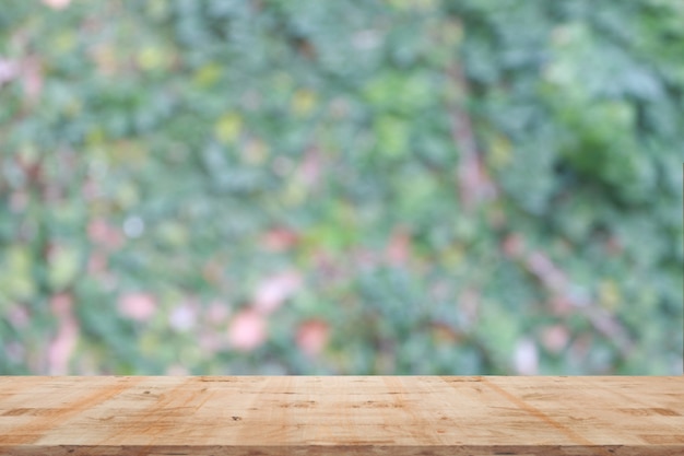 Arrière-plan flou des arbres avec plancher en bois