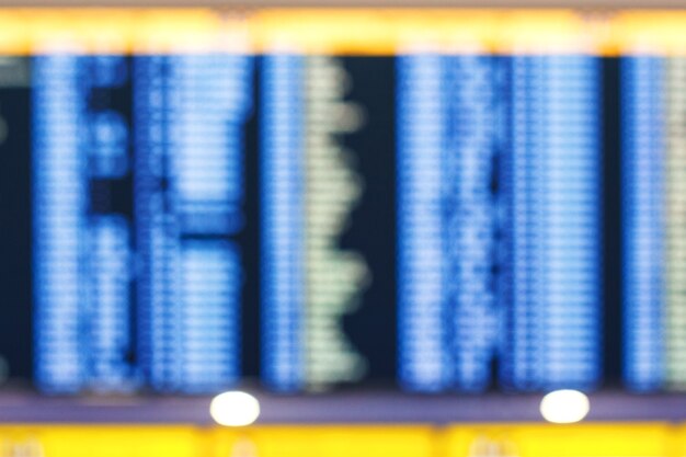 Arrière-plan flou du panneau électronique d'arrivée ou de départ dans l'aéroport du hall du terminal