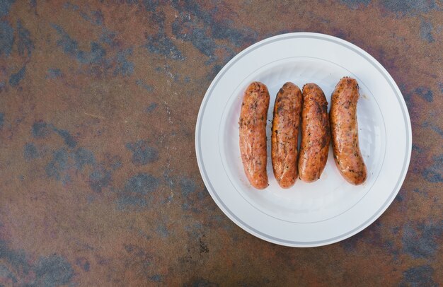 Arrière-plan flou de la fête dans la saucisse de jardin et brun et saucisses de porc de bureau de cuisine sur le feu