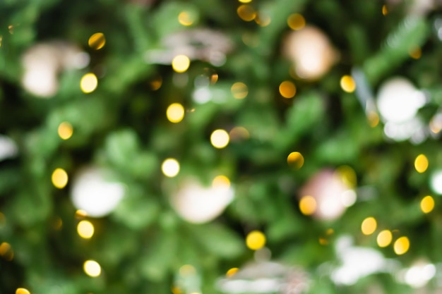 Arrière-plan flou de Noël (Bokeh), lumières sur un arbre de Noël décoré de boules.