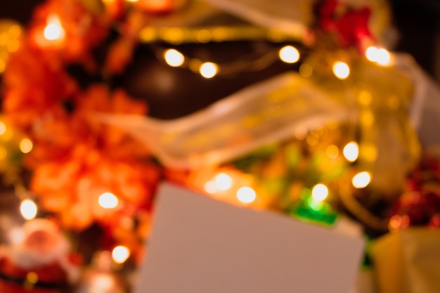 Arrière-plan flou de Noël avec des cadeaux, des ornements et des lumières. Espace pour le texte.