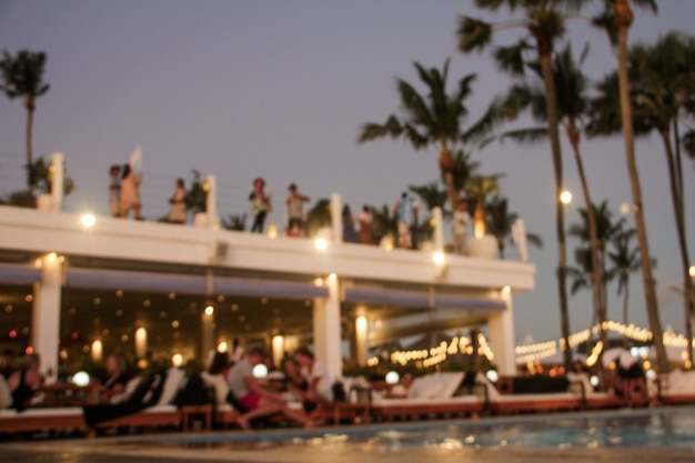 Arrière-plan Flou De Nombreuses Personnes Se Sont Amusées Lors D'une Fête Sur La Plage. Notion Festive.