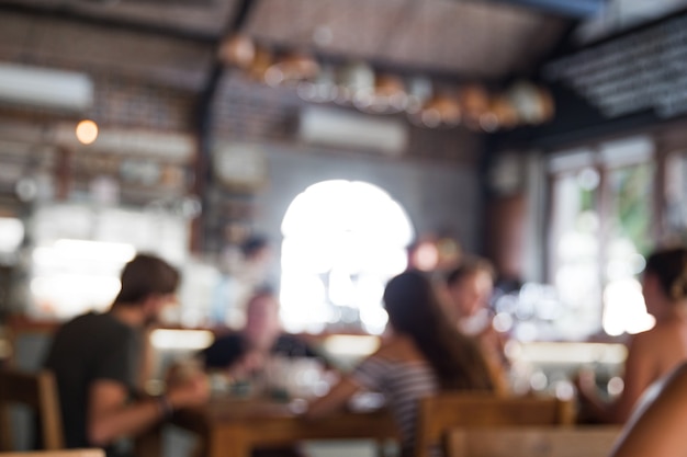 Arrière-plan flou de personnes dans le café. Opportunité sociale de communication.