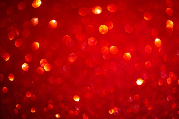 Arrière-plan flou rouge. Lumières de paillettes vintage, photo de fond d'effets de noël brillant