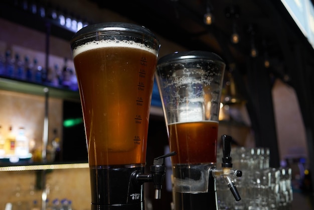 Arrière-plan flou tour de bière en gros plan avec bokeh au bar de nuit.