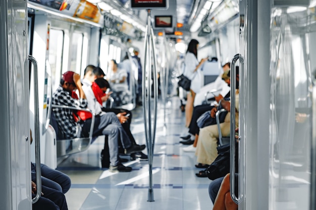 Photo arrière-plan flou d'une variété de passagers dans le métro