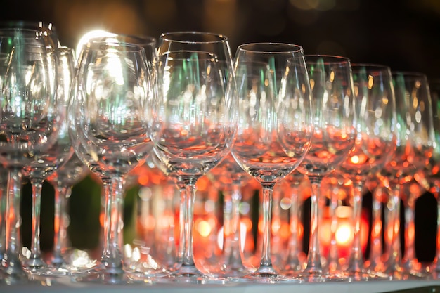 Arrière-plan flou de verre à vin mis en place sur un bar dans le restaurant.