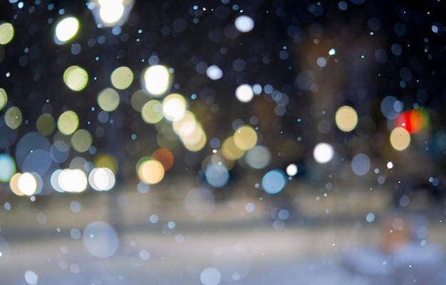 Arrière-plan flou Vue sur la ville lumières chutes de neige nuit rue bokeh spots