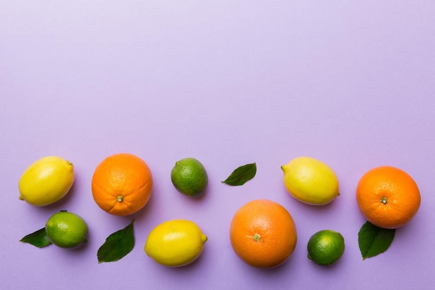 Arrière-plan de fruits Fruits frais colorés sur table de couleur Orange citron pamplemousse Espace pour le texte concept sain Mise à plat Vue de dessus espace de copie