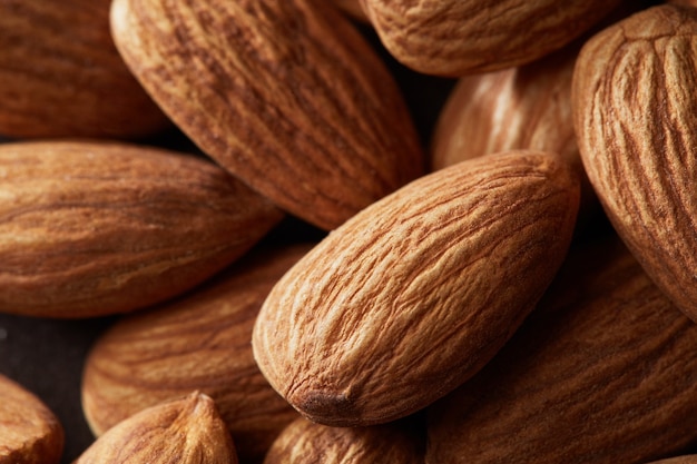 Arrière-plan de gros plan macro d'amandes pelées crues