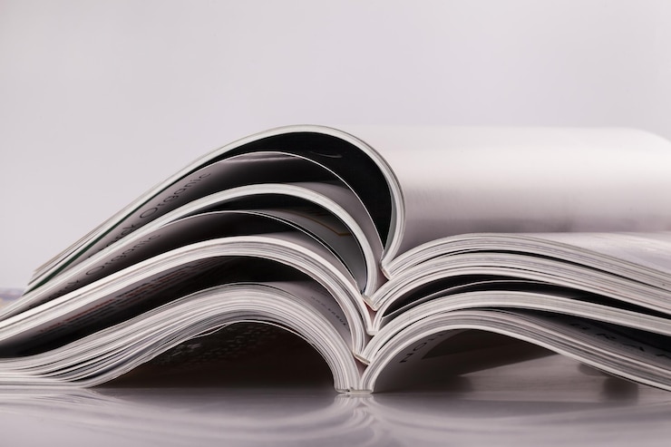 Photo arrière-plan en gros plan d'une pile de vieux magazines avec des pages de flexion. petit dof peu profond.