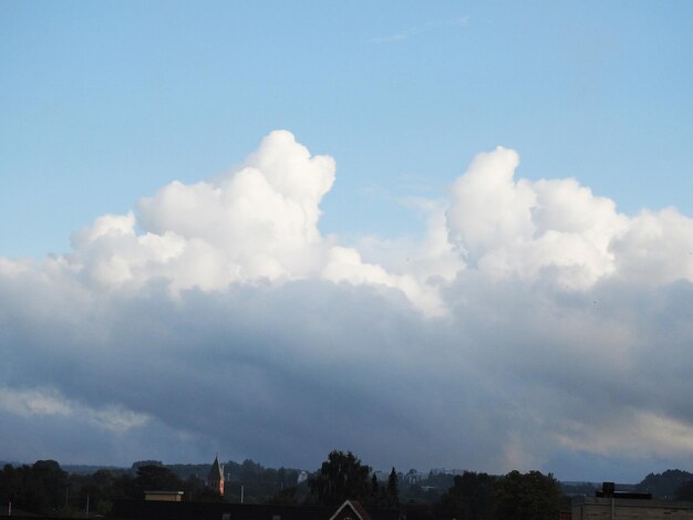 Photo arrière-plan de l'horizon avec des silhouettes de nuages et de montagnes dans le ciel