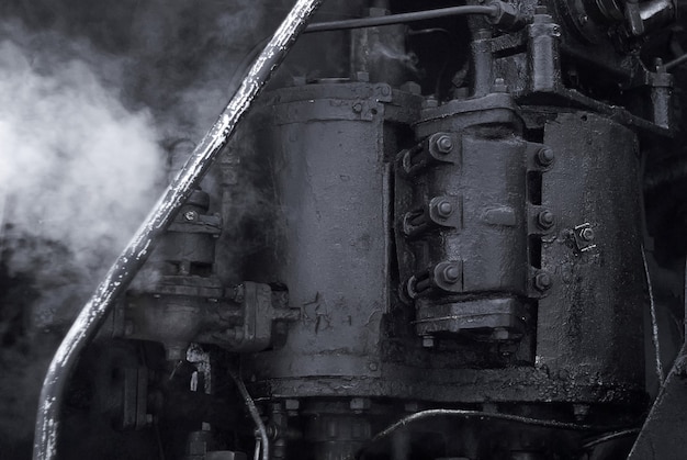 Arrière-plan industriel noir - fragment d'une machine à vapeur vintage en état de marche