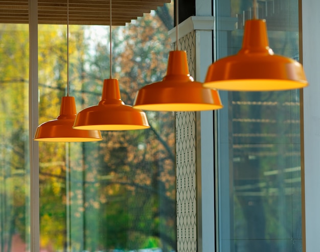 Arrière-plan intérieur de plusieurs lampes orange