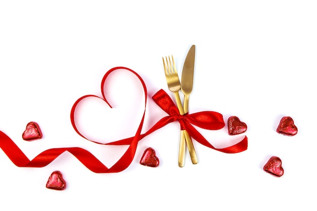 Arrière-plan isoler avec dîner romantique de coeurs. La Saint-Valentin. Mise au point sélective.