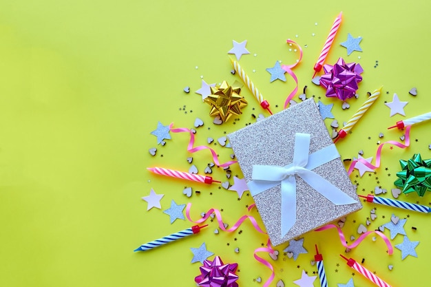 Arrière-plan jaune le concept de fête une invitation à un anniversaire ou à une autre célébration