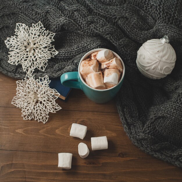 Arrière-plan de la maison d'hiver - tasse de boule de Noël de cacao chaud et flocons de neige